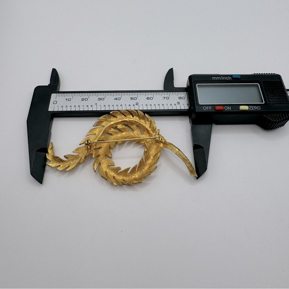 BELLINI Vintage Gold-Tone Crystal Leaf Brooch & Clip-On Earring Set - Picture 8 of 16